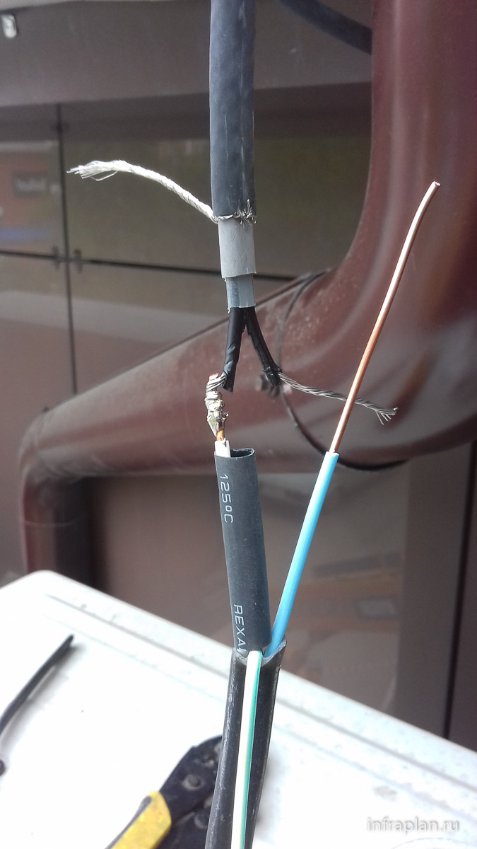 Греющий кабель видео. Как правильно подключить греющий кабель к сети. Как подключить греющий кабель в вилке 220v. Как подключить греющий кабель к сети 220в. Греющий кабель соединение двух кусков.
